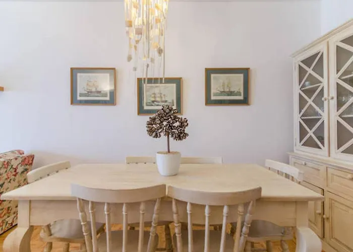 Girafa Mit Blick Auf Wasser By Interhome * 波尔蒂芒